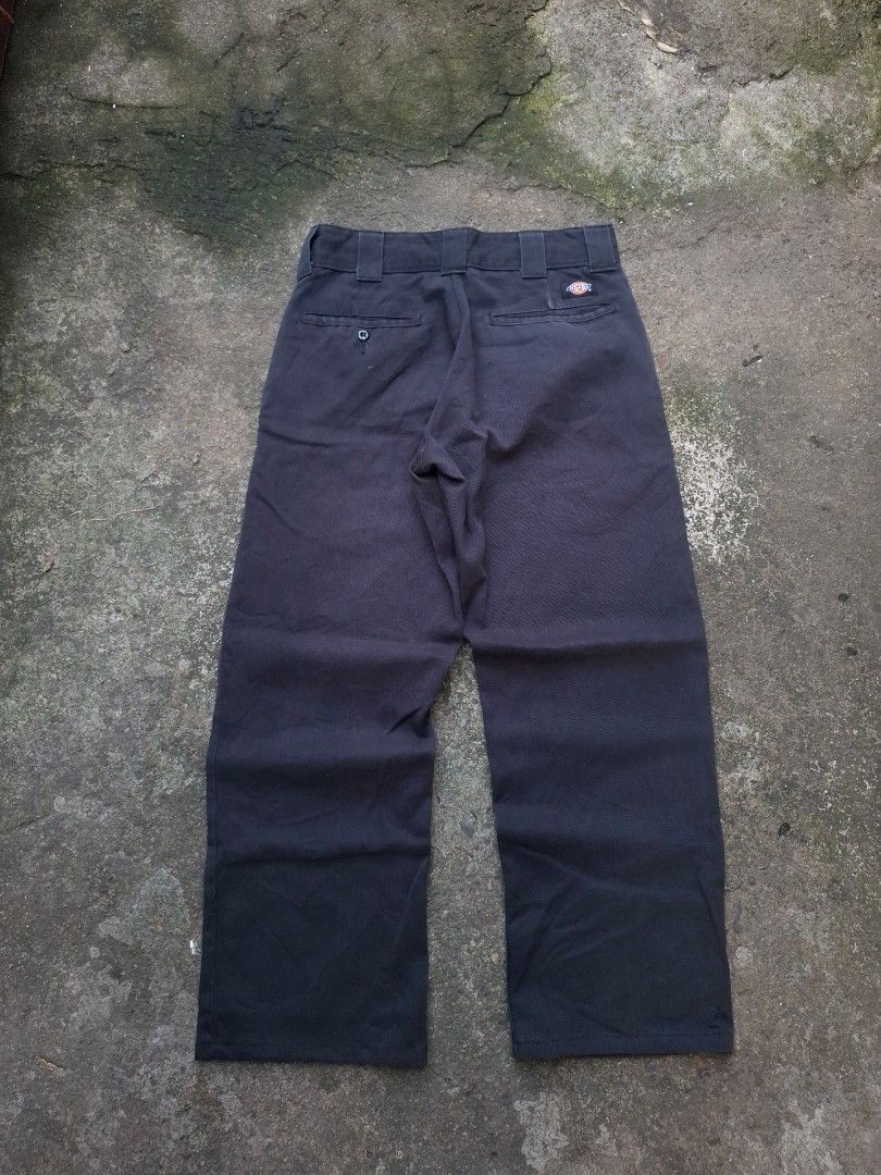 Dickies 874 Flex Pants Black - Size 29 (Category: Trousers) located in Manila. Submitted by bonaobrag55538 (Listing ID 1466204383, Image 2). Description: - Brand/Model: Dickies 874 Flex Work Pants - Color: Black - Size: 29x35x9 - Fit & Style: Straight leg cut, classic back pockets, Dickies logo tag - Material: Durable twill fabric - Ideal for: Daily wear, work, or skating.