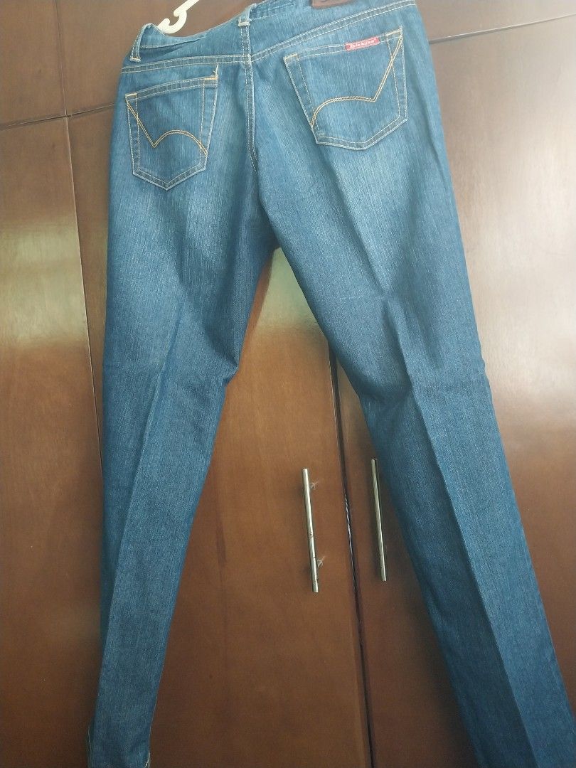 Dickies denim jeans size 26 (Category: Jeans) located in Aroroy. Submitted by imeea (Listing ID 1466158870, Image 2). Description: - Brand: Dickies - Style: Straight fit denim jeans - Color: Medium blue wash with contrast orange stitching - Material: 100% cotton - Details: Leather brand patch and signature red logo tag - Size: Tag size 26.