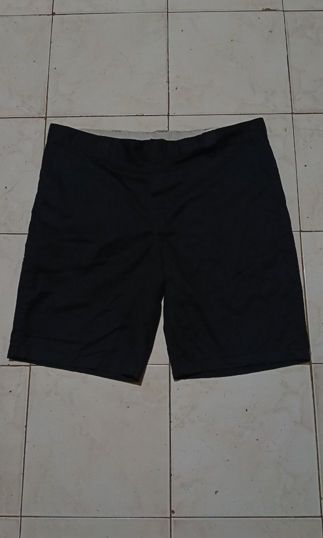 DICKIES Multi Pocket Relaxed Fit Shorts (Category: Shorts) located in Bacolod City. Submitted by stuffensheee (Listing ID 1466222668, Image 2). Description: DICKIES Multi Pocket Shorts In Excellent Condition BLACK Color is 10/10 ‼️ No issues 40 on Tag Waist 42 Length 22.5 JUST DM FOR MORE DETAILS.