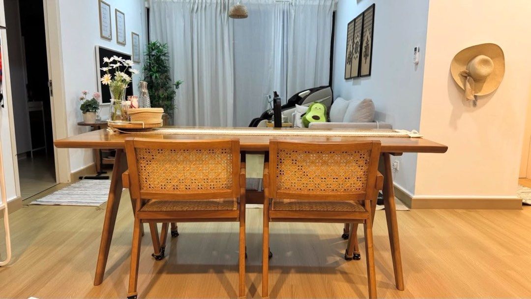 Dining Table (Category: Tables & Sets) located in Gelang Patah. Submitted by diahrazali92 (Listing ID 1466181752, Image 2). Description: Original price rm1990, selling rm1000 negotiable. Prefer self collection. .