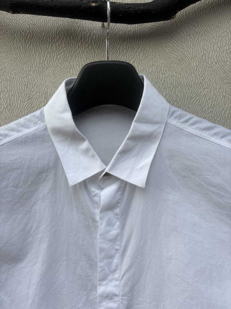 Dior SL Buttondown (Category: Formal Shirts) located in Baybay. Submitted by thrift.ed2023 (Listing ID 1466239270, Image 2). Description: Dior SL Buttondown Medium 20x29 No Issue Good as New.