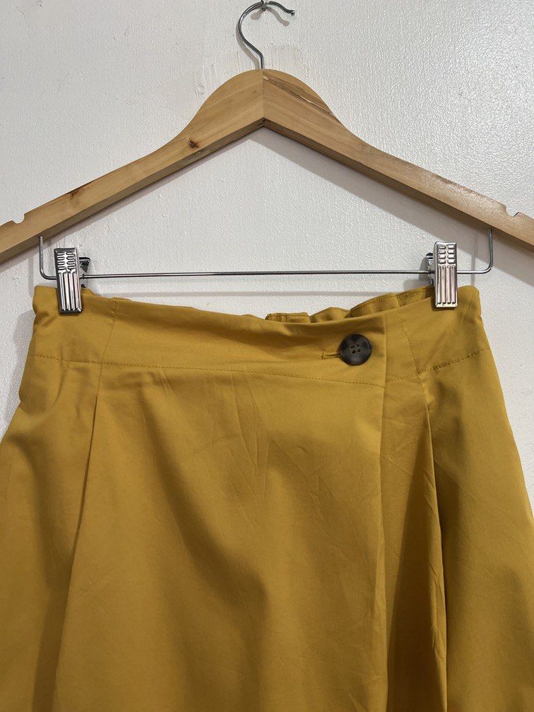 Doclasse brand cullotes (Category: Other Bottoms) located in Las Pinas. Submitted by gaeley (Listing ID 1466190365, Image 2). Description: super pretty w: 26-30" l: 31".