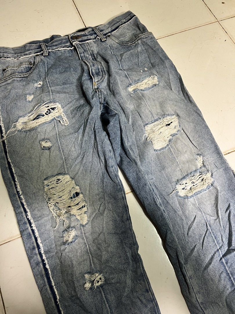 Dolce Gabbana Distressed Jeans (Category: Jeans) located in Iloilo. Submitted by deric.john93 (Listing ID 1466207797, Image 3). Description: size 30-34 waistline 40 length 9 leg opening no flaws excellent condition 9.8/10 color rate Authentic 1500 iloilo city location.