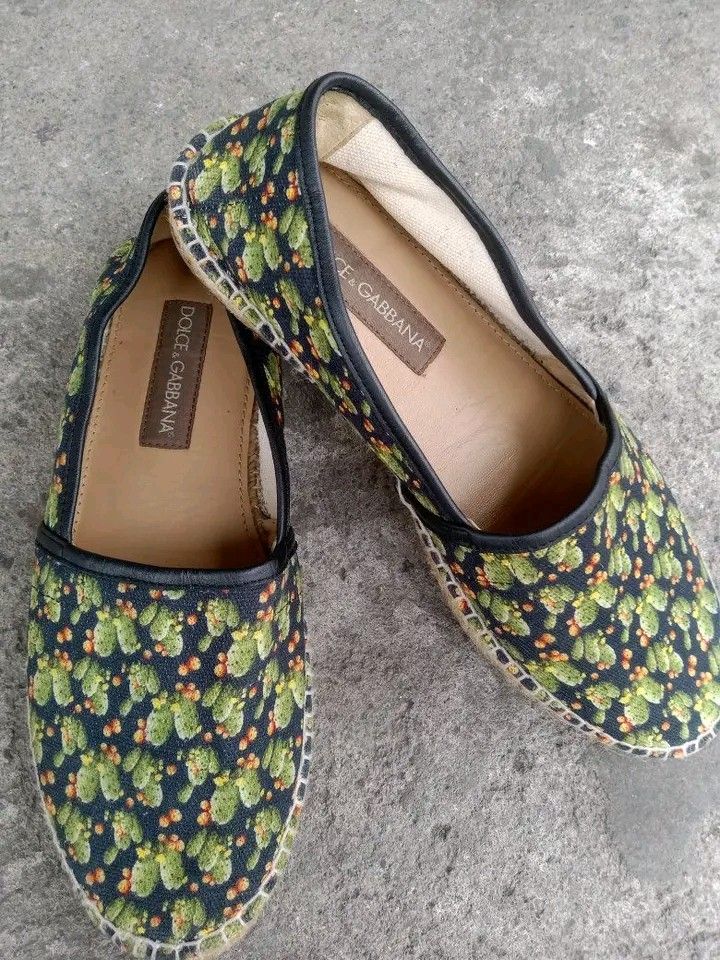 Dolce Gabbana espadrille (Category: Flats & Sandals) located in Koronadal. Submitted by joeannmahi28609 (Listing ID 1466240646, Image 1). Description: Dolce Gabbana espadrille made in Italy size eur 42 for women's only size 42 kasya lang to sa 40.5 for women's only in goods condition ukay source mine nyo na ganda ng Dolce Gabbana.