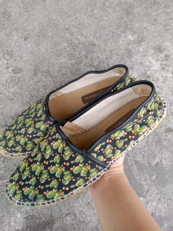 Dolce Gabbana espadrille (Category: Flats & Sandals) located in Koronadal. Submitted by joeannmahi28609 (Listing ID 1466240646, Image 2). Description: Dolce Gabbana espadrille made in Italy size eur 42 for women's only size 42 kasya lang to sa 40.5 for women's only in goods condition ukay source mine nyo na ganda ng Dolce Gabbana.