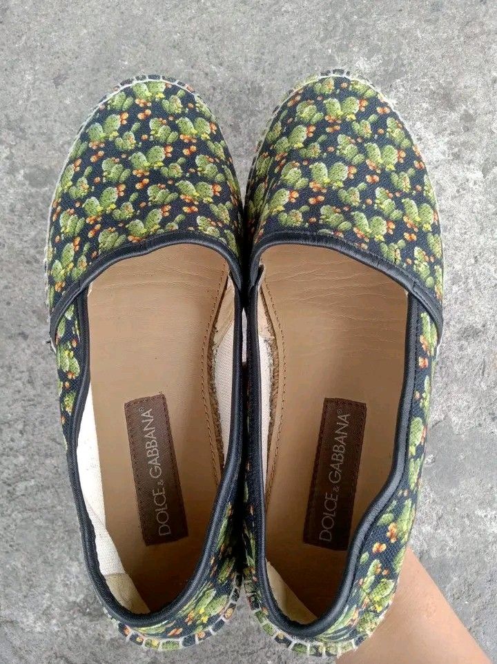 Dolce Gabbana espadrille (Category: Flats & Sandals) located in Koronadal. Submitted by joeannmahi28609 (Listing ID 1466240646, Image 3). Description: Dolce Gabbana espadrille made in Italy size eur 42 for women's only size 42 kasya lang to sa 40.5 for women's only in goods condition ukay source mine nyo na ganda ng Dolce Gabbana.