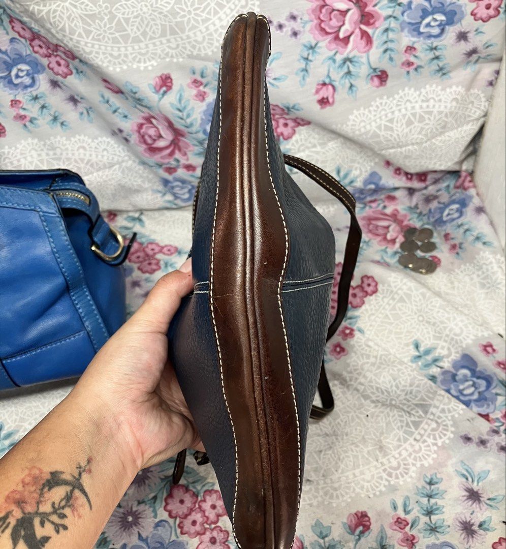DOONEY & BOURKE SMALL SHOULDER BAG (Category: Shoulder Bags) located in General Mariano Alvarez. Submitted by adonid (Listing ID 1466163834, Image 3). Description: DOONEY & BOURKE SMALL SHOULDER BAG GOOD CONDITION NORMAL SIGN OF USAGE ONLY ISSUE NASA PICTURE NA .