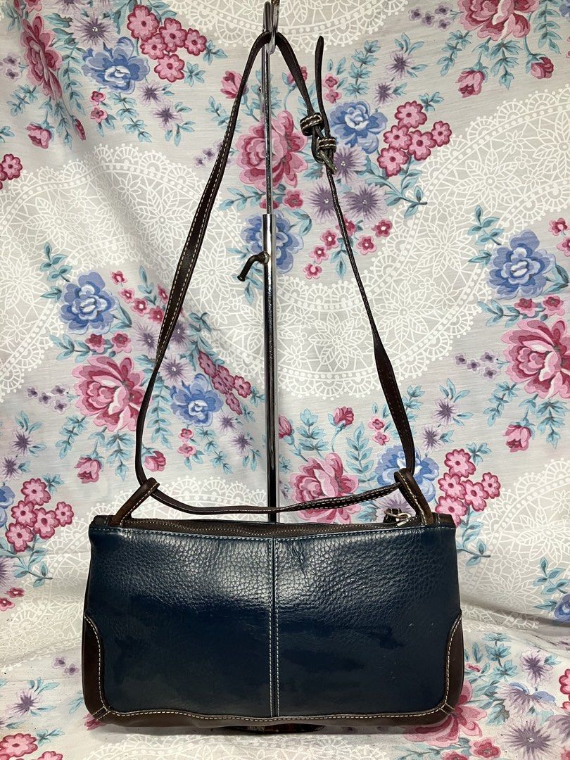 DOONEY & BOURKE SMALL SHOULDER BAG (Category: Shoulder Bags) located in General Mariano Alvarez. Submitted by adonid (Listing ID 1466163834, Image 2). Description: DOONEY & BOURKE SMALL SHOULDER BAG GOOD CONDITION NORMAL SIGN OF USAGE ONLY ISSUE NASA PICTURE NA .