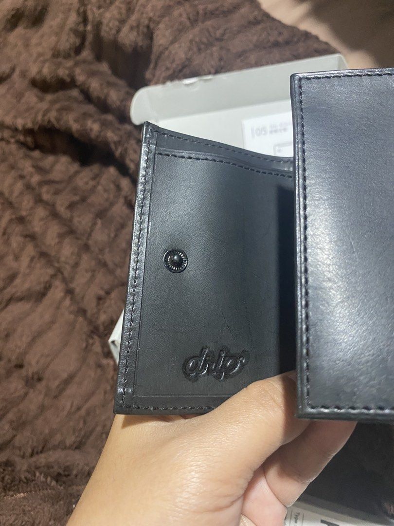 drip PRESSo Black leather wallet (Category: Wallets & Card Holders) located in Manila. Submitted by cdb_22 (Listing ID 1466318485, Image 3). Description: Drip PRESSo wallet in black. Minimalist leather design made for cashless carry. Holds cards, cash, and coins securely with a snap button closure. Comes in the original packaging box with all original inserts and cards included..