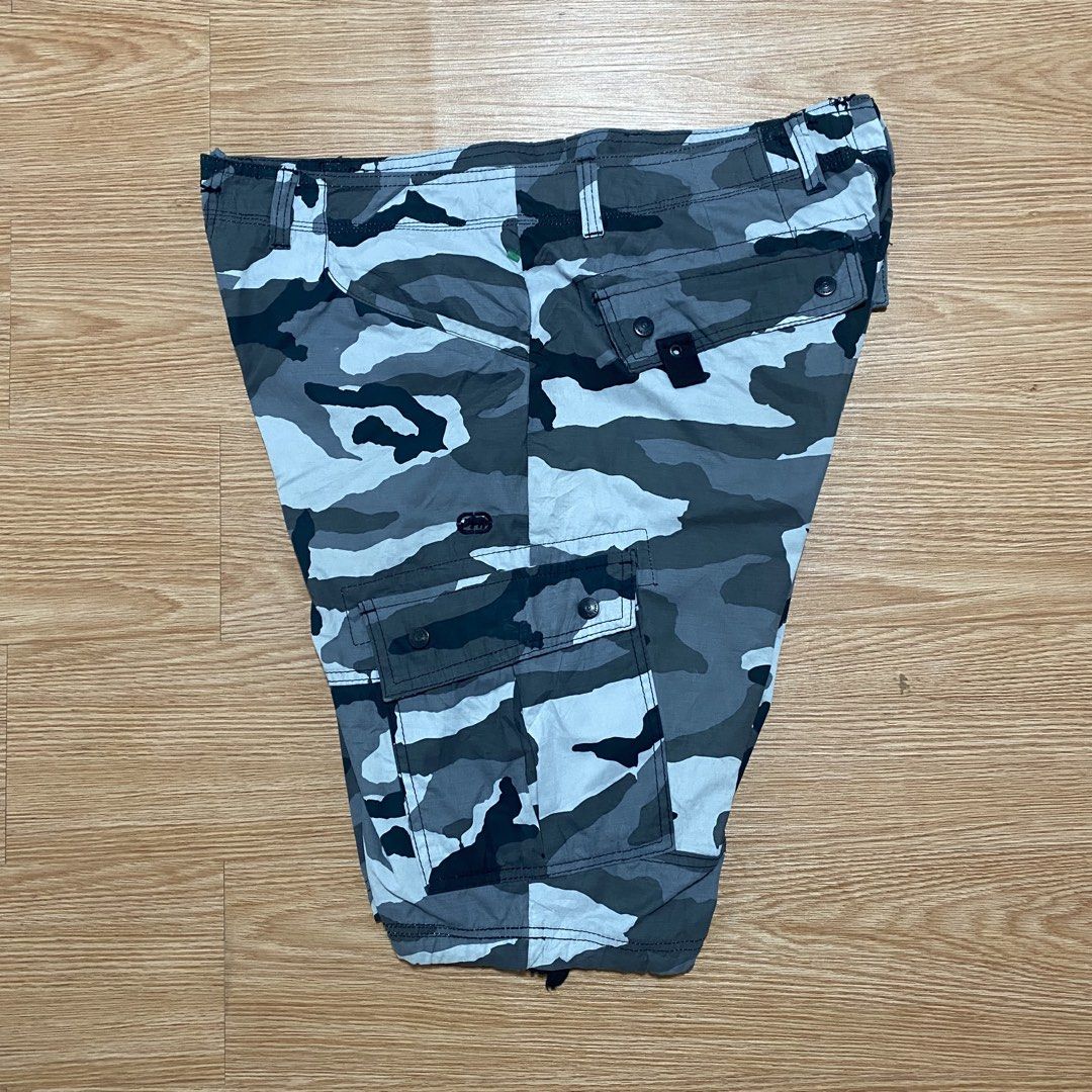 Ecko camou cargo short (Category: Shorts) located in Bislig. Submitted by kre_jey.24 (Listing ID 1466242958, Image 3). Description: Waistline 36 Length 22 Good as new condition No issue.
