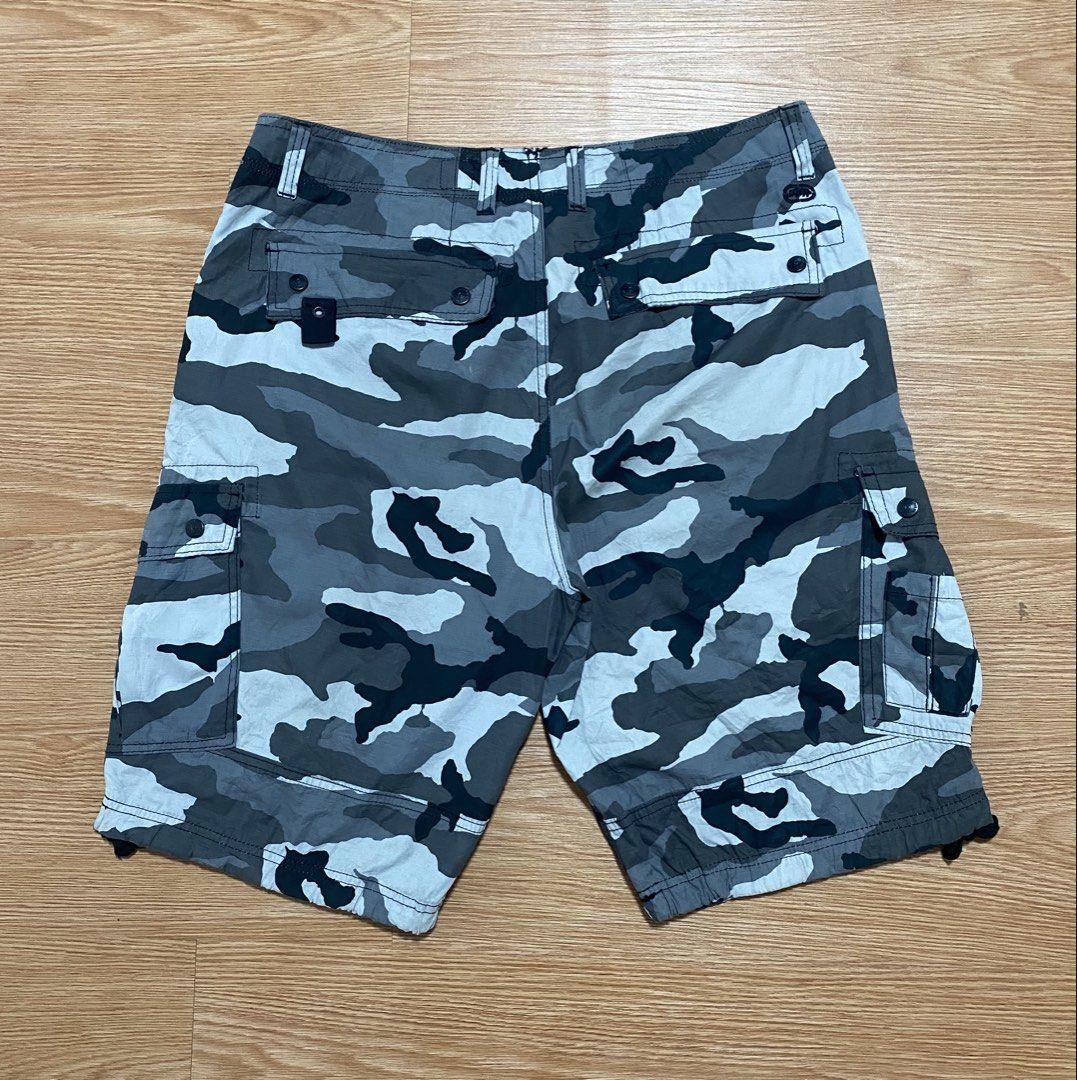 Ecko camou cargo short (Category: Shorts) located in Bislig. Submitted by kre_jey.24 (Listing ID 1466242958, Image 2). Description: Waistline 36 Length 22 Good as new condition No issue.