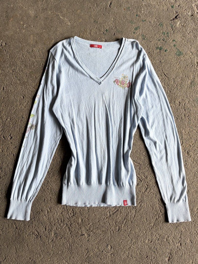 EDC by Esprit Light Blue V-Neck Graphic Sweater (Category: Longsleeves) located in Quezon City. Submitted by ward.drobe (Listing ID 1466195083, Image 1). Description: Edc longsleeve top Size X-XL.