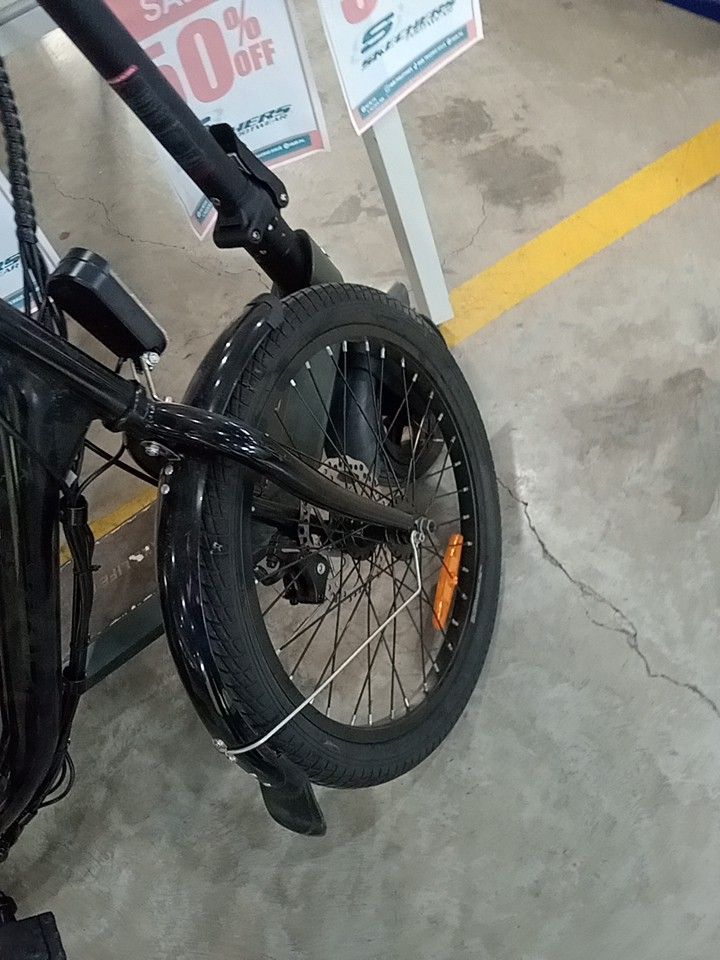 Electric folding bike (Category: Bicycles) located in Manila. Submitted by elaine838 (Listing ID 1466232604, Image 1). Description: electric folding bike inclusion: charger, adapt, key.