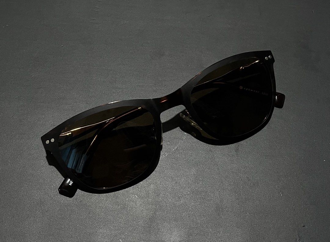 EO Cat eye clip on multicoated eyeglasses (Category: Sunglasses & Eyewear) located in Quezon City. Submitted by akikekoku (Listing ID 1466219817, Image 2). Description: Nectar Eyewear S.Gold Magnetic Eyeglasses Clip On.