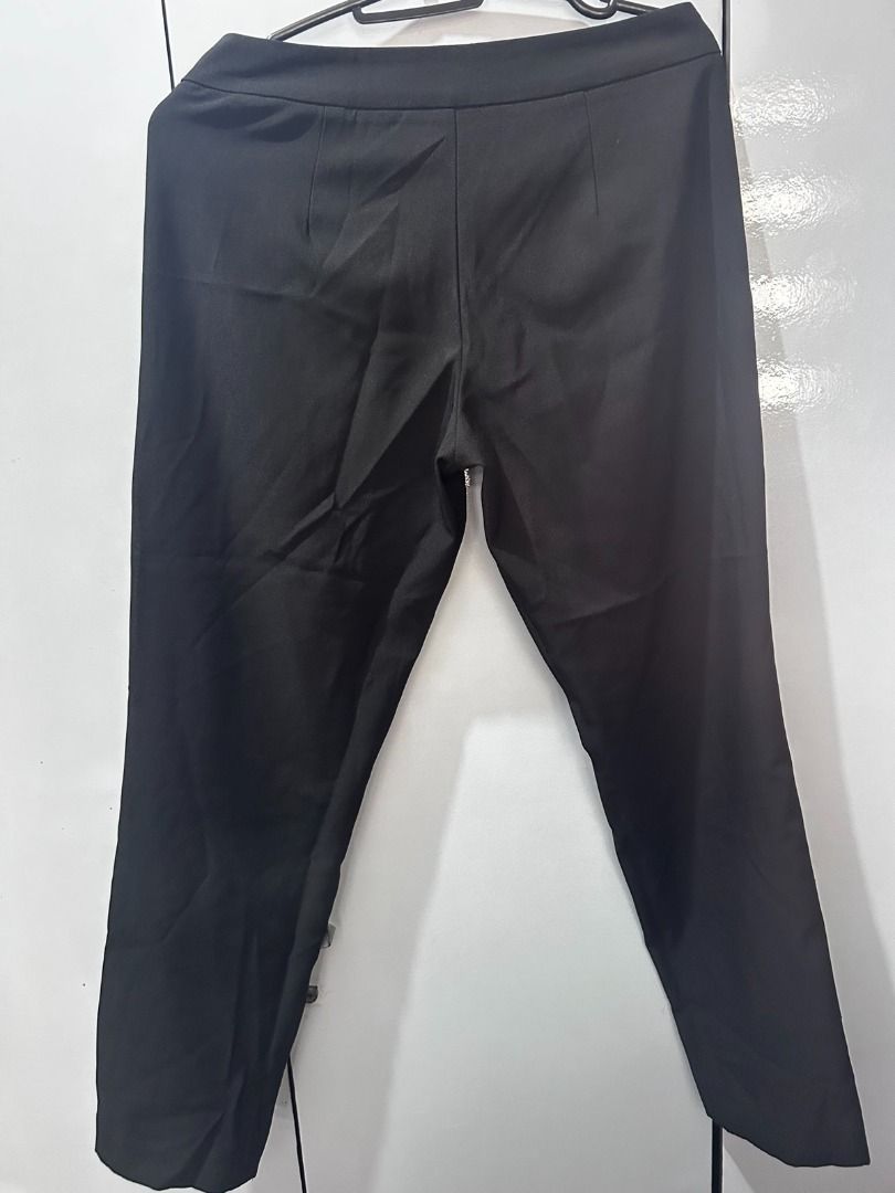 Essenxa Tailored Black Trousers (Category: Other Bottoms) located in Pasig City. Submitted by ladyleslieisletavelarde4902 (Listing ID 1466187395, Image 1). Description: A sleek, minimalist pair of dress pants designed with smooth darting for a clean, figure-flattering fit. Brand: Essenxa Tag Size: M | Fits S to M Purchase direct from store. MOP: Gcash / Bank Transfer Delivery: SF shouldered by buyer .