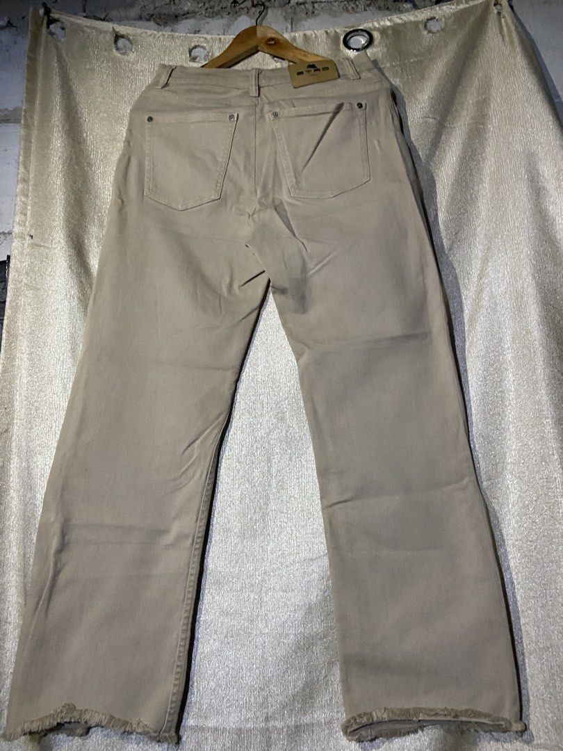 Etro Milano Beige Embroidered Pants (Category: Jeans) located in Cavite. Submitted by makoyfinds (Listing ID 1466311407, Image 3). Description: Waist: 32 Length: 40 thigh: 11 leghole: 9 As new condition No issue 9.5/10 color rate J&T COURIER GCASH / MARIBANK TANZA CAVITE LOCATION .