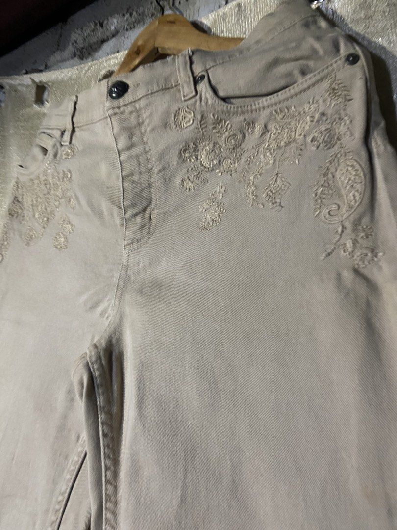 Etro Milano Beige Embroidered Pants (Category: Jeans) located in Cavite. Submitted by makoyfinds (Listing ID 1466311407, Image 2). Description: Waist: 32 Length: 40 thigh: 11 leghole: 9 As new condition No issue 9.5/10 color rate J&T COURIER GCASH / MARIBANK TANZA CAVITE LOCATION .