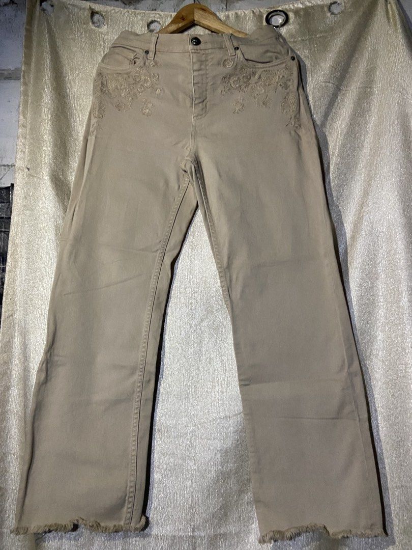 Etro Milano Beige Embroidered Pants (Category: Jeans) located in Cavite. Submitted by makoyfinds (Listing ID 1466311407, Image 1). Description: Waist: 32 Length: 40 thigh: 11 leghole: 9 As new condition No issue 9.5/10 color rate J&T COURIER GCASH / MARIBANK TANZA CAVITE LOCATION .
