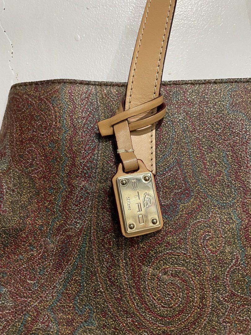 ETRO Paisley Tote Bag (Category: Luxury Bags & Wallets) located in San Carlos City. Submitted by latumsthrift (Listing ID 1466264351, Image 2). Description: ETRO Paisley Tote Bag Made in Italy✅ Pristine Condition inside Minor sign of used outside Dm📩.