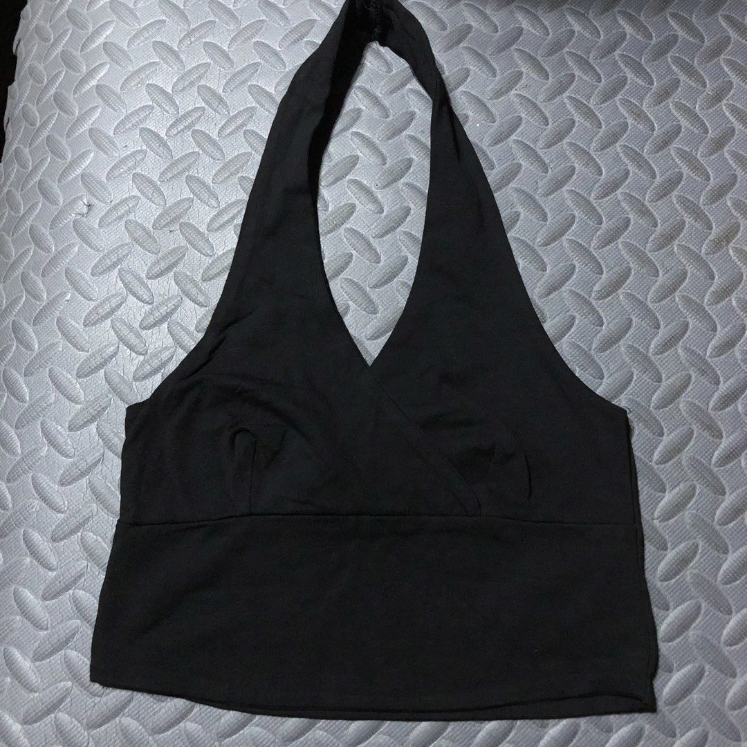 Fbsister Halter Top Black & White (Category: Sleeveless) located in Manila. Submitted by nadz.28 (Listing ID 1466259900, Image 1). Description: black xxs xs m l white xxs xs .
