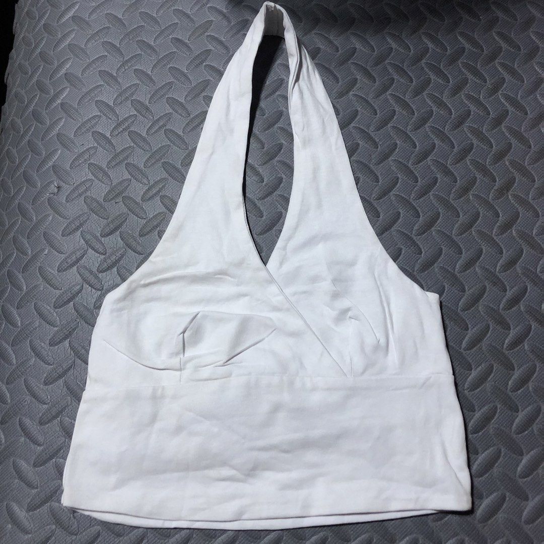 Fbsister Halter Top Black & White (Category: Sleeveless) located in Manila. Submitted by nadz.28 (Listing ID 1466259900, Image 2). Description: black xxs xs m l white xxs xs .