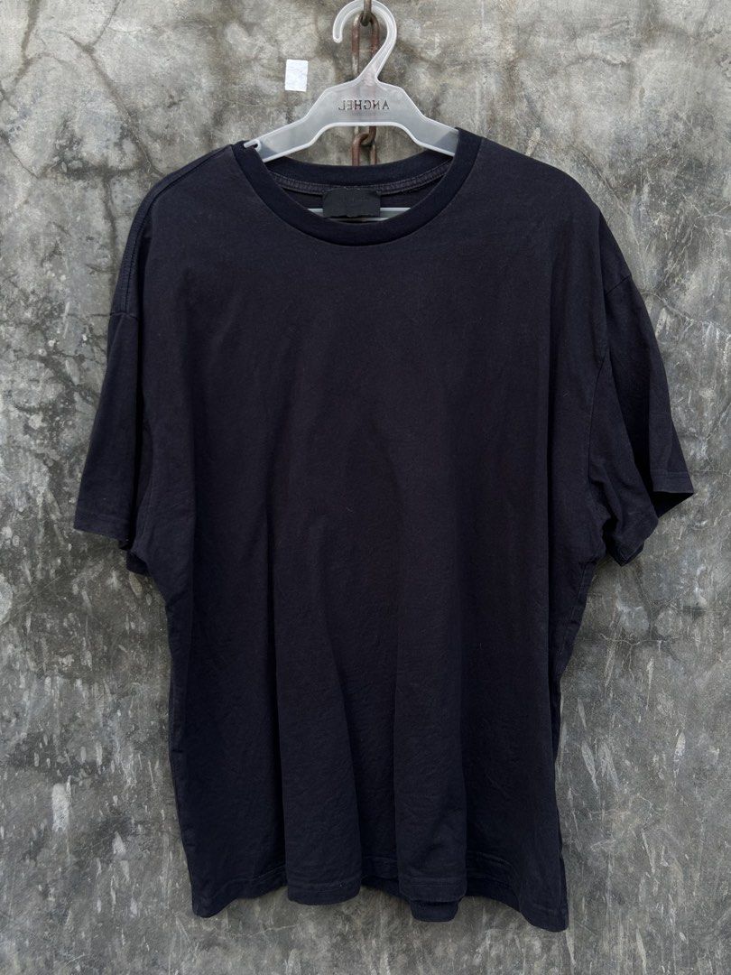 Fear Of God Tee (Category: Tshirts & Polo Shirts ) located in Tuguegarao City. Submitted by 2giefinds (Listing ID 1466249075, Image 2). Description: Size: XL Dimes: W:23 x L:28 Condition: Excellent - used Color Rate: 9.5/10 Issue: ❌.