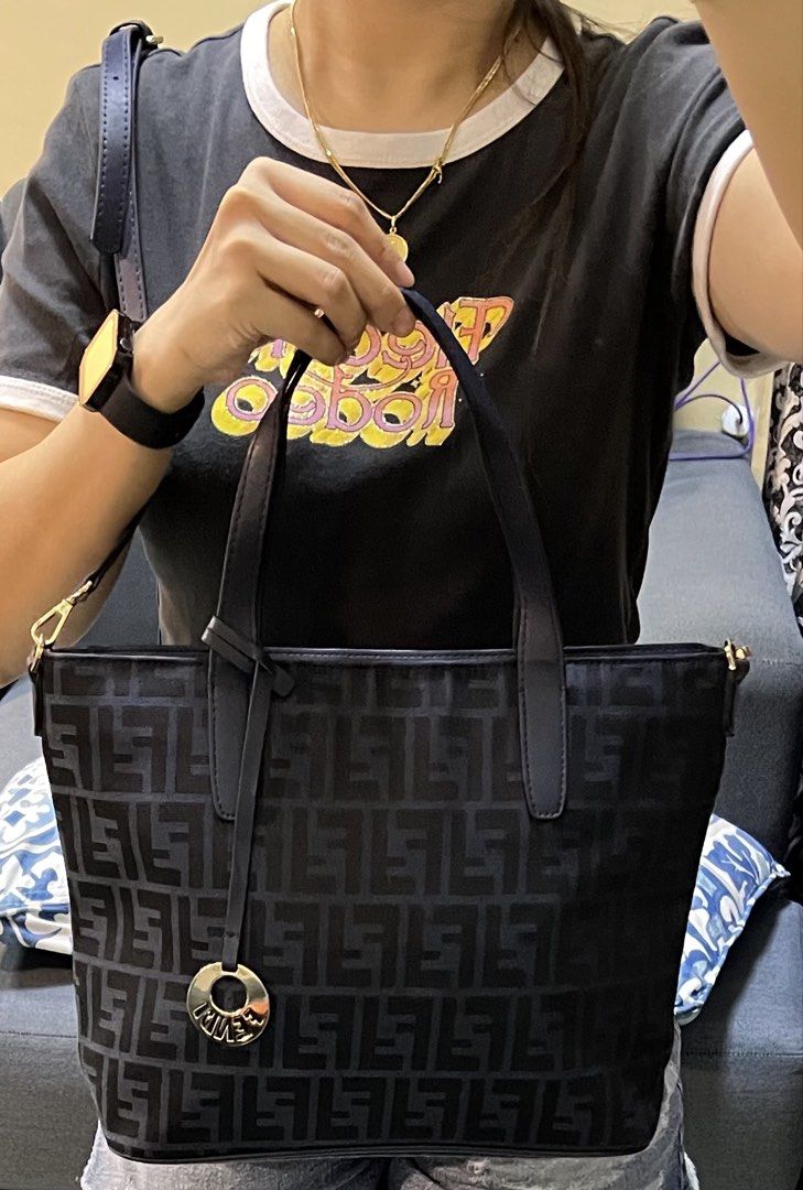 Fendi two way bag (Category: Shoulder Bags) located in Manila. Submitted by colineb (Listing ID 1466270710, Image 2). Description: .
