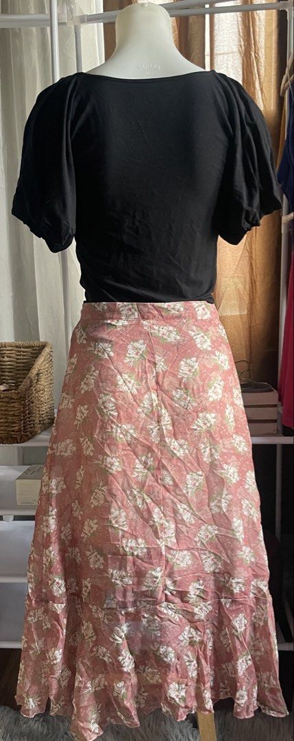 Floral Chiffon Skirt (Category: Skirts) located in Batangas. Submitted by norskieshoppe (Listing ID 1466285897, Image 2). Description: sz 30 pretty in actual .