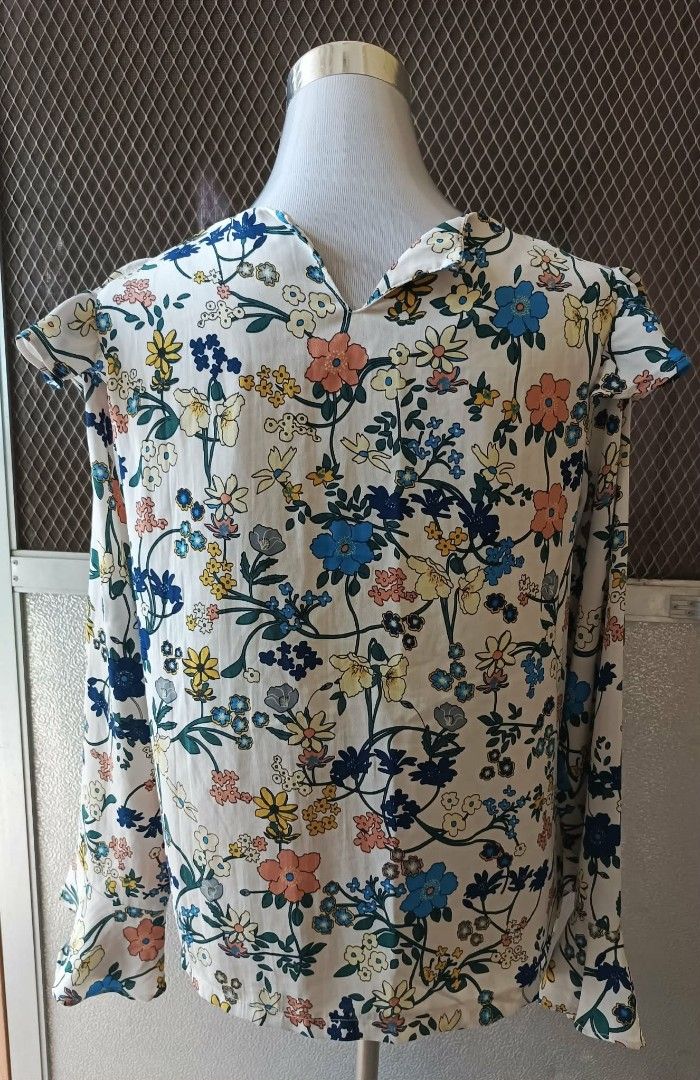 Floral Long Sleeve Ruffle Blouse (Category: Longsleeves) located in Cebu City. Submitted by violacloset (Listing ID 1466224240, Image 3). Description: Measurements: length: 24 width: 19 1/2.