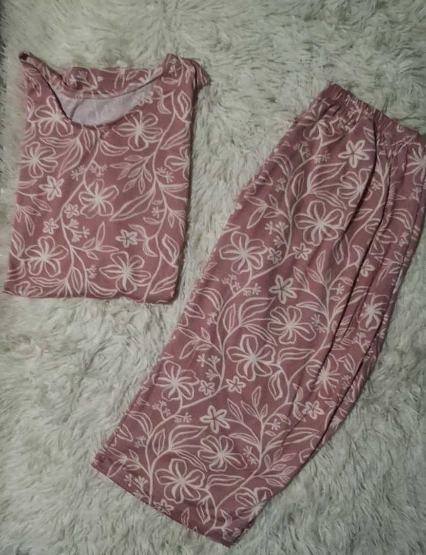 Terno Short and Pajama (Category: Sets or Coordinates) located in Quezon City. Submitted by ennailzki14 (Listing ID 1466169825, Image 2). Description: - Comfy pyjamas set includes matching top and trousers - Soft, breathable fabric for all-night comfort - Elastic waistband on pants for a secure and flexible fit - Available in pretty floral prints and chic abstract designs - Low-maintenance: easy to wash and quick to dry - Perfect for sleeping or 
