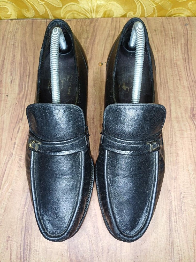 Florsheim Penny Loafers ◾️👞 (Category: Dress Shoes) located in Quezon City. Submitted by jstreetsole (Listing ID 1466160332, Image 3). Description: Florsheim Penny Loafers ◾️👞 Size 8D / 42 , 26 cm 📏 ✅Secondhand ✅Excellent Condition ✅Leather ✅️Made in India •💰 Payment Method. G-cash or meet up around Qc Commonwealth - Cod Along Metro manila •Can do Via. -Lalamove 🏍 -Jnt 🚌 -Lbc 🚌 Price: 900 Direct message for more details..