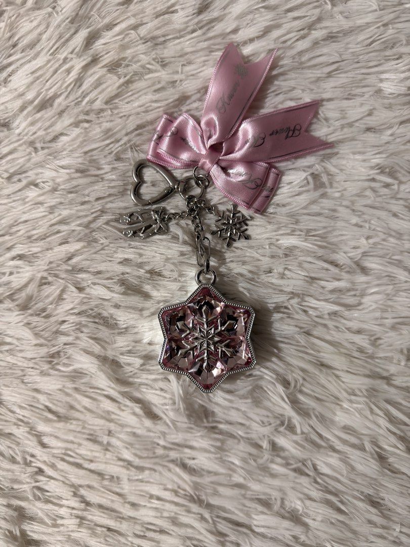 Flower Knows Snow Ballet Highlighter Charm (Category: Makeup) located in Quezon City. Submitted by beaxcoreene. (Listing ID 1466326145, Image 1). Description: Shade : #02 Pink Snow MOD: Lalamove / JNT MOP: Gcash Location: Quezon City, North Caloocan - 100% authentic flower knows - brand new and sealed - never been used/swatched - price is fixed! - pm me for more details and pics.