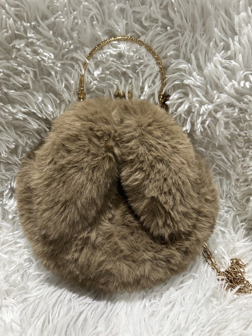 Fluppy Fur Sling (Category: Cross-body Bags) located in Pasig City. Submitted by minminreyn (Listing ID 1466280574, Image 2). Description: Brandnew 350 ko pa to nabili No issue Malinis Cavite Jnt/lalamove Gcash payment.