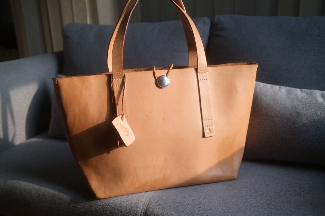 Flying Zacchinis Leather Tote Bag (Category: Tote Bags) located in San Juan City. Submitted by cvudy (Listing ID 1466226589, Image 3). Description: RFS: Not being used..