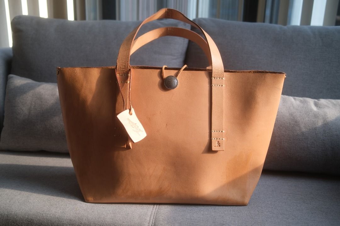 Flying Zacchinis Leather Tote Bag (Category: Tote Bags) located in San Juan City. Submitted by cvudy (Listing ID 1466226589, Image 1). Description: RFS: Not being used..