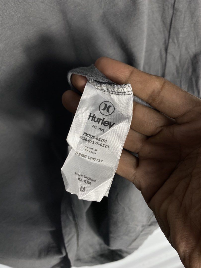 FOR SALE (Category: Tshirts & Polo Shirts ) located in Davao. Submitted by lucas06082030 (Listing ID 1466276385, Image 3). Description: HURLEY TANK TOP MEDIUM DIMENSION : WIDTH 21 x LENGTH 29.5 LIKE NEW CONDITION .