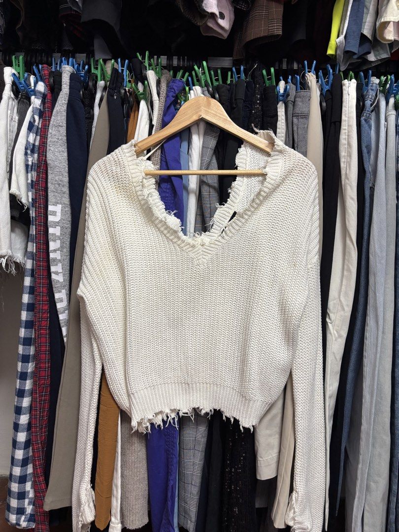 forever 21 knitted longsleeve (Category: Longsleeves) located in Pila. Submitted by isabelasthriftclothes (Listing ID 1466298451, Image 1). Description: .