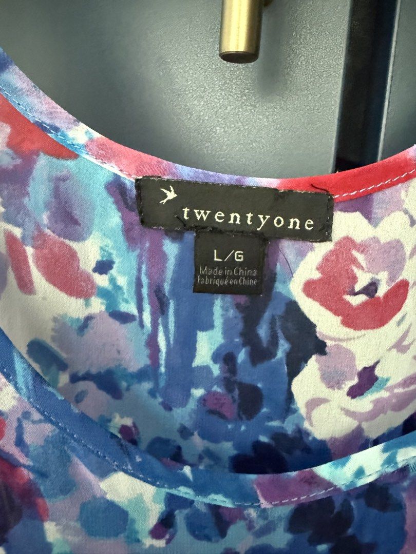 Forever 21 printed sleeveless top (Category: Sleeveless) located in Makati City. Submitted by nmvs1 (Listing ID 1466334883, Image 2). Description: F21 printed flowy top Large worn once excellent condition.