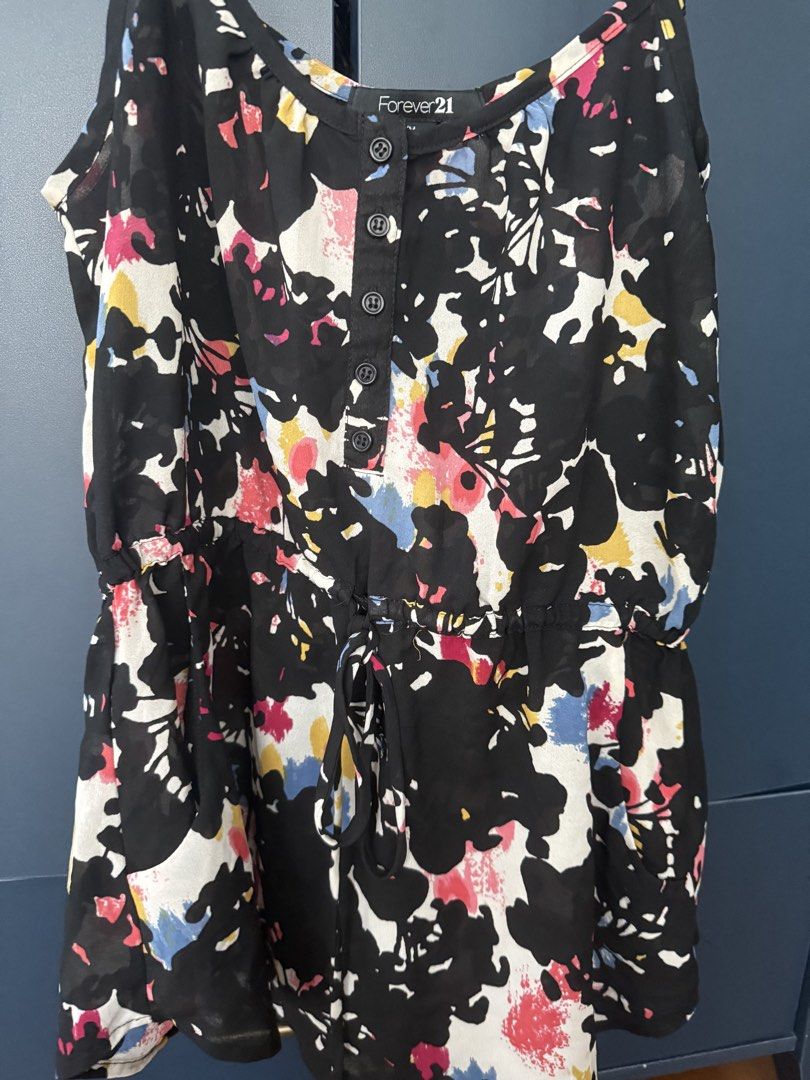 Forever 21 printed top (Category: Sleeveless) located in Makati City. Submitted by nmvs1 (Listing ID 1466334823, Image 2). Description: F21 printed top Medium can fit till semi large Adjustable strap and drawstring underbust stretchable In great condition.