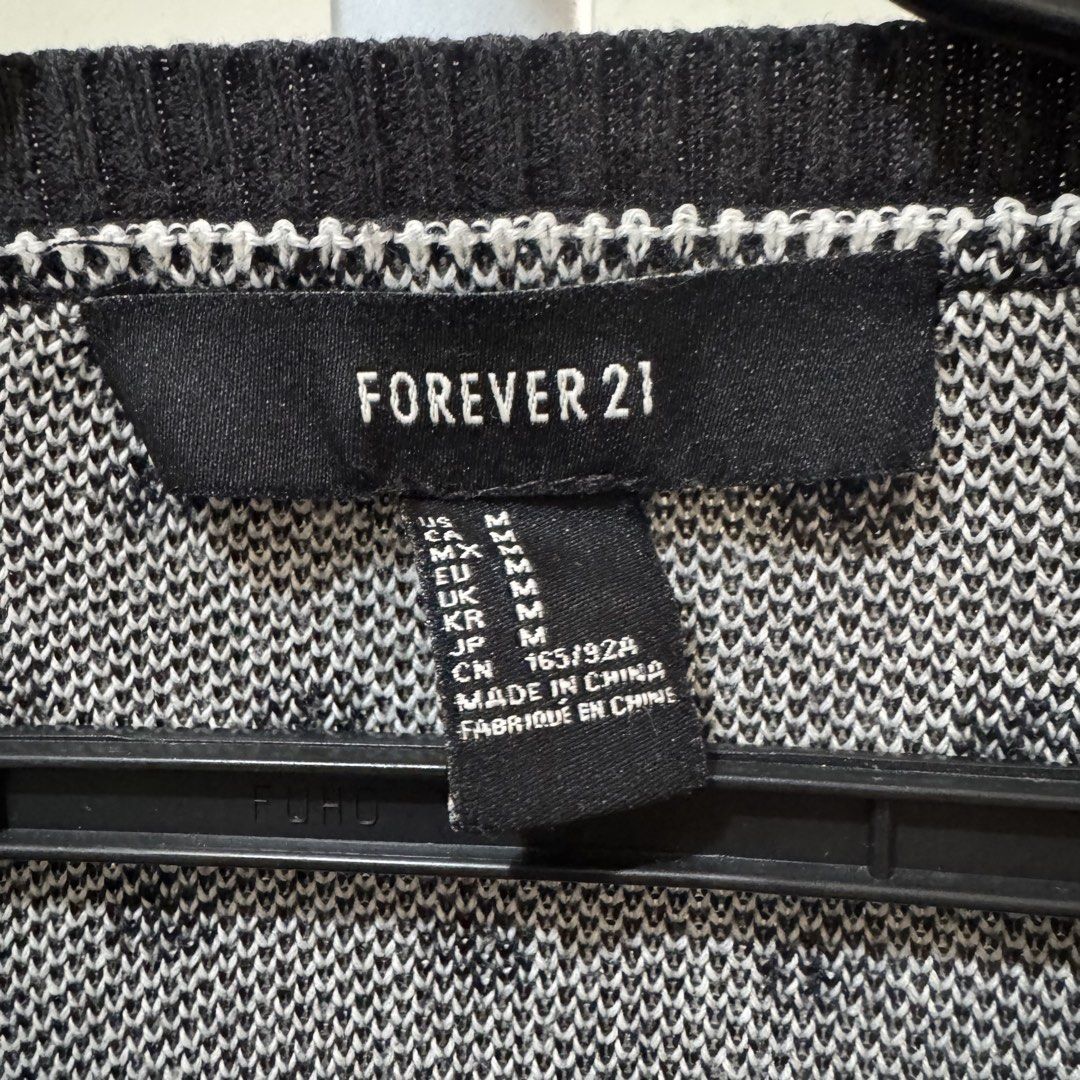 Forever 21 Trés Cool Polka Dot Knit Sweater Medium (Category: Longsleeves) located in Marikina City. Submitted by preloved_n_reloved (Listing ID 1466238952, Image 2). Description: - Brand: Forever 21 - Size: Medium - Design: White and black polka dots with bold 'TRÉS COOL' text graphic - Details: Ribbed black trim on collar, cuffs, and hem - Material: Soft, warm knit for cooler days.