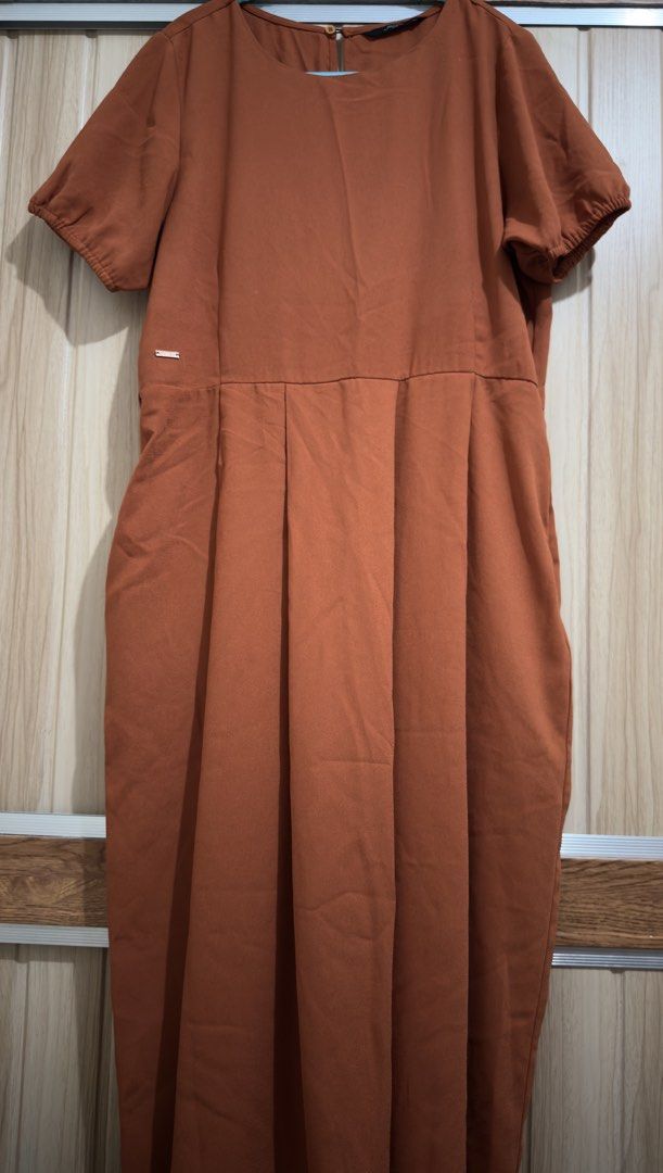 ForMe Rust Orange Pleated Midi Dress Size Large (Category: Dresses) located in Manila. Submitted by annesrack (Listing ID 1466281938, Image 1). Description: - Brand: Forme - Color: Rust Orange - Size: Large - Sleeves: Short with elastic cuffs - Closure: Back neckline button - Design: Pleated skirt from waist down - Material: Soft and comfortable - Versatility: Perfect for casual outings or office wear.