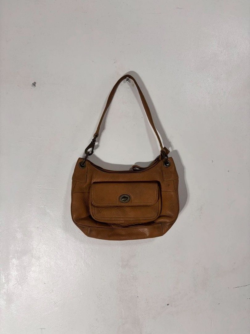 FOSSIL GENUINE LEATHER KILI BAG (Category: Shoulder Bags) located in Gerona. Submitted by thrift_servers (Listing ID 1466159775, Image 2). Description: see photo every details.