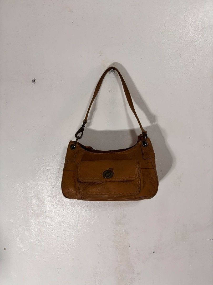 FOSSIL GENUINE LEATHER KILI BAG (Category: Shoulder Bags) located in Gerona. Submitted by thrift_servers (Listing ID 1466159775, Image 1). Description: see photo every details.