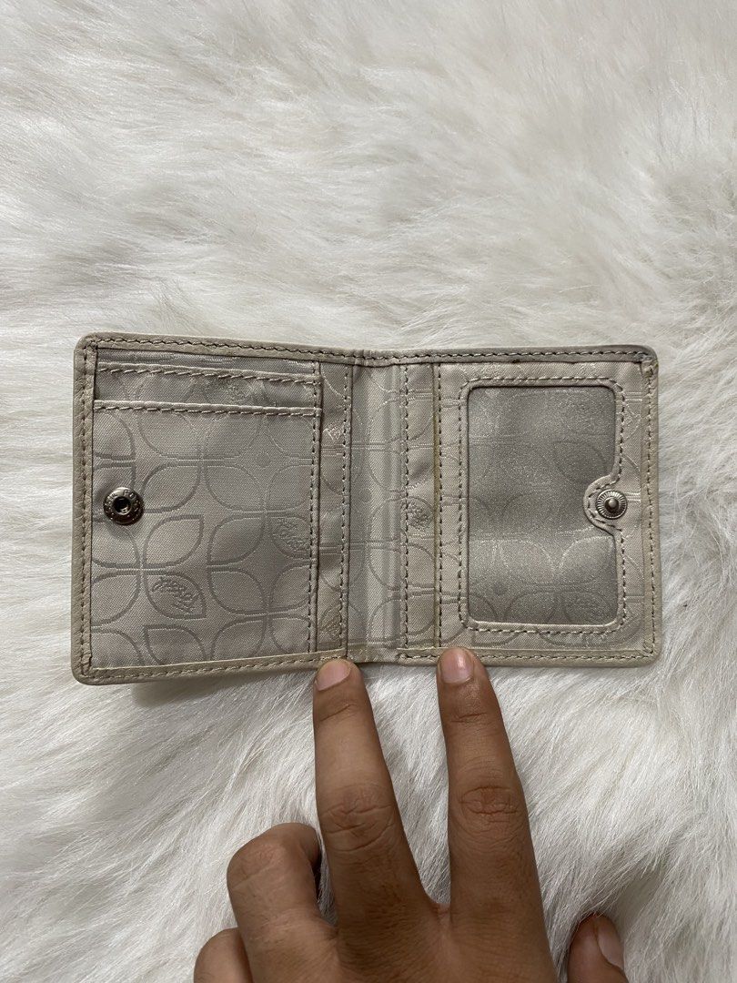 fossil mini fold wallet (Category: Wallets & Card holders) located in Quezon City. Submitted by mariamaharba7798 (Listing ID 1466301020, Image 3). Description: creamy white.