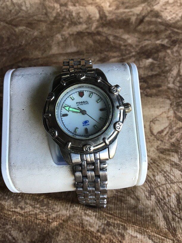 Fossil quartz authentic (Category: Women's Watches) located in Baguio. Submitted by agozun61 (Listing ID 1466164662, Image 1). Description: Quartz watch authentic good condition..
