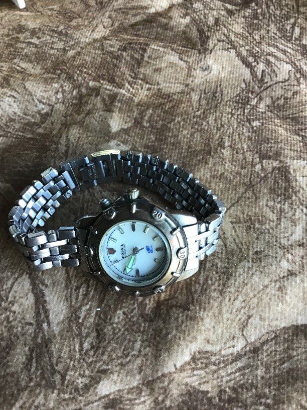 Fossil quartz authentic (Category: Women's Watches) located in Baguio. Submitted by agozun61 (Listing ID 1466164662, Image 3). Description: Quartz watch authentic good condition..