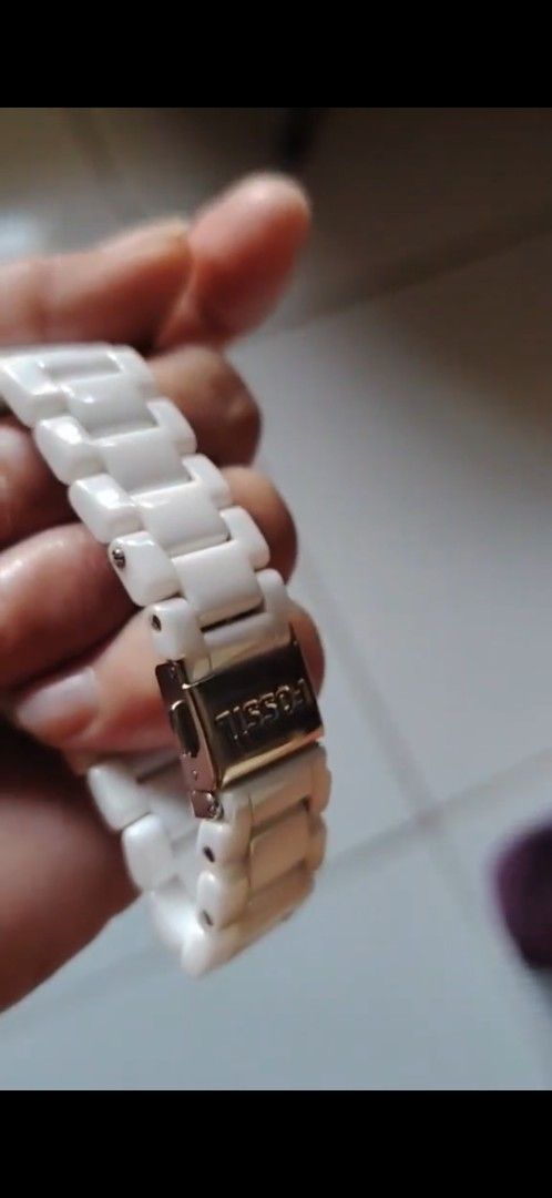 Fossil White Ceramic Rectangle Analog Watch (Category: Women's Watches) located in Manila. Submitted by analiepagl91301 (Listing ID 1466303670, Image 3). Description: - Brand: Fossil - Material: Clean white ceramic finish - Dial: Rectangular with black markers and top crystal accent - Closure: Link bracelet with Fossil-engraved fold-over clasp - Style: Versatile for everyday use or evening wear - Condition: Excellent.