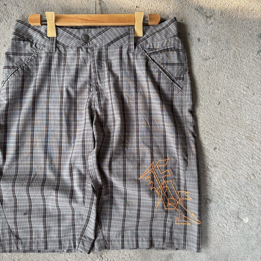 Fox Baggy Shorts - Embroidered Design (Category: Shorts) located in Manila. Submitted by xtrasauce.ph (Listing ID 1466236624, Image 3). Description: Waist: 38 Inches Length: 23 Inches Hip: 14 Inches Leg Opening: 12 Inches Excellent Condition No Issues Ready to Wear 🏷️ ₱500 + shipping fee .