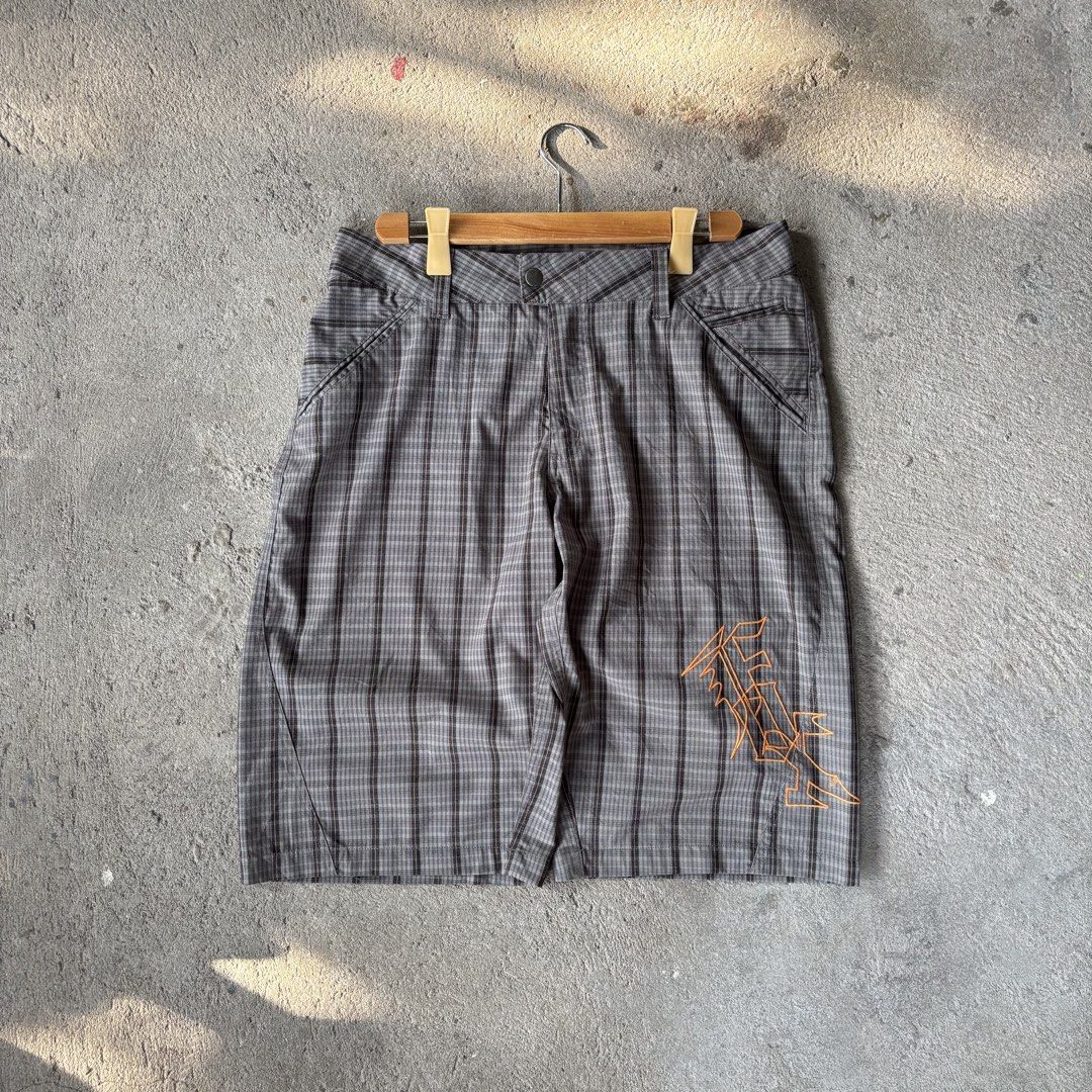 Fox Baggy Shorts - Embroidered Design (Category: Shorts) located in Manila. Submitted by xtrasauce.ph (Listing ID 1466236624, Image 1). Description: Waist: 38 Inches Length: 23 Inches Hip: 14 Inches Leg Opening: 12 Inches Excellent Condition No Issues Ready to Wear 🏷️ ₱500 + shipping fee .