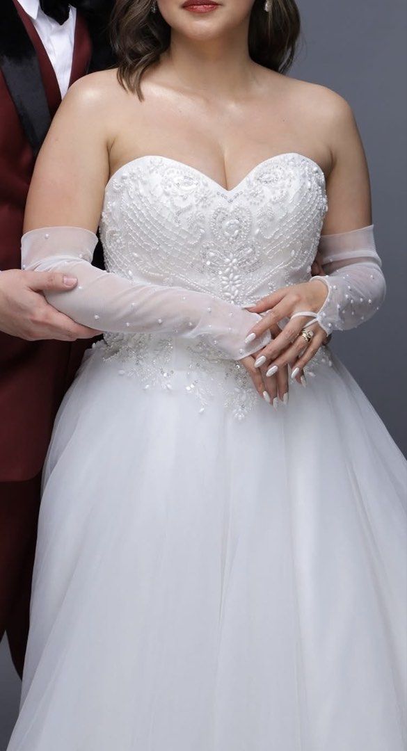 Francis Libiran Wedding gown (Category: Evening dresses & gowns) located in Quezon City. Submitted by jdmc16 (Listing ID 1466303440, Image 1). Description: .